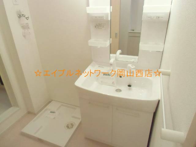 Washroom. Independent wash basin Similar properties