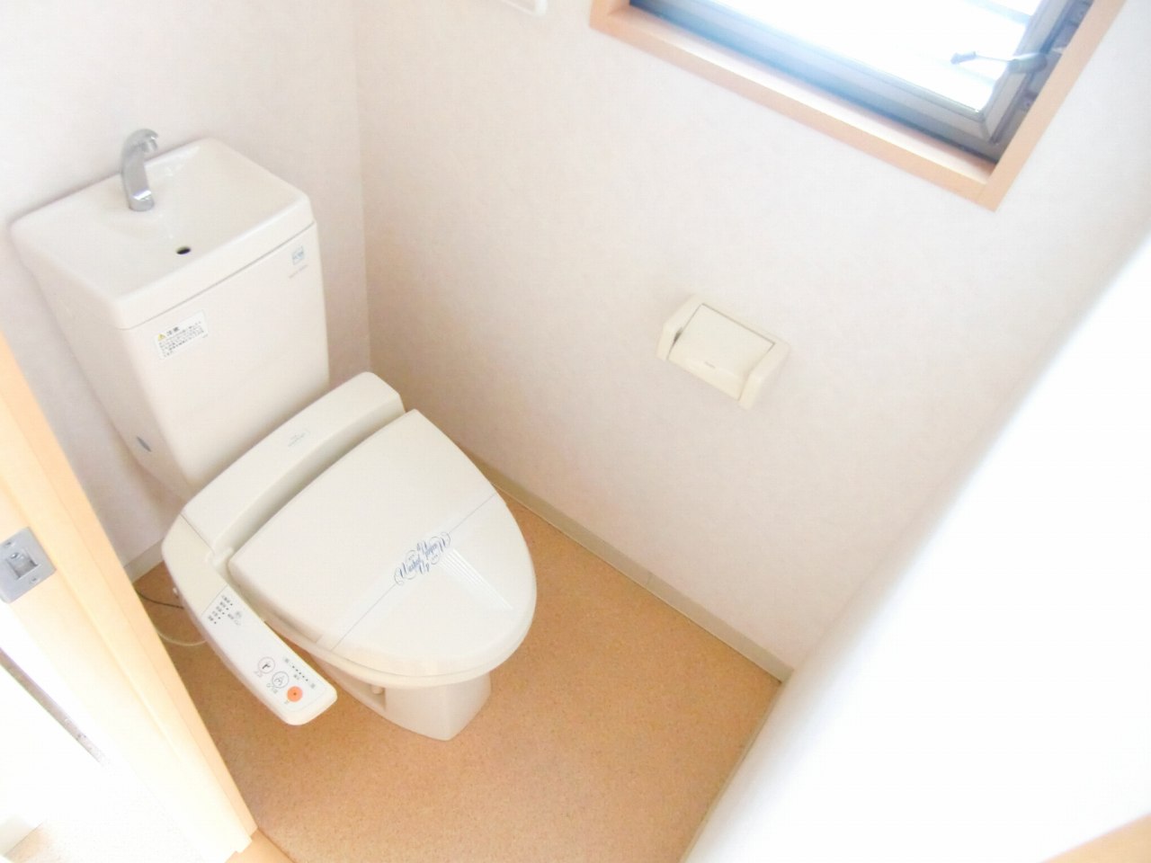 Toilet.  ☆ Window with toilet ☆ With Washlet ☆