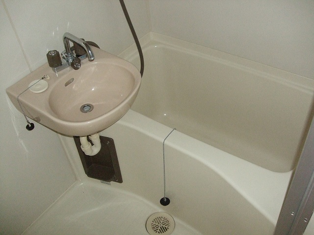 Bath. Loose is a bathtub with a wash basin to be stuck ^^