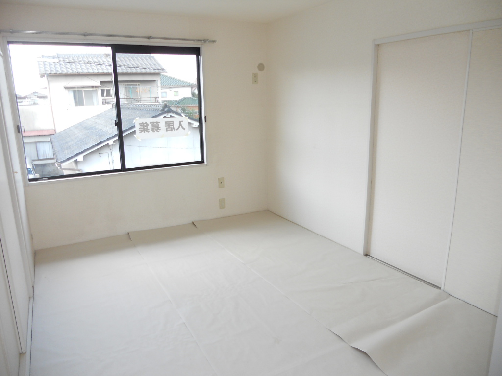 Living and room. Japanese-style room is 6 quires!