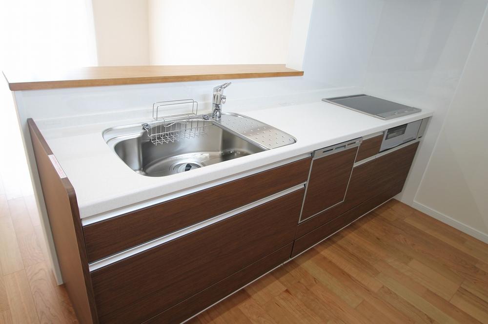 Kitchen. IH3 burner stove ・ Built-in dishwasher ・ A shower head ☆