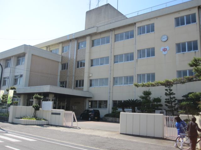 Junior high school. Municipal Yoshida until junior high school (junior high school) 340m