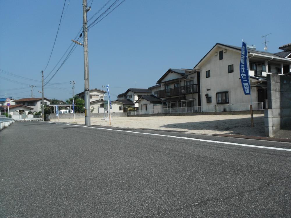 Local photos, including front road. Two cars will Kawase to leisurely. 