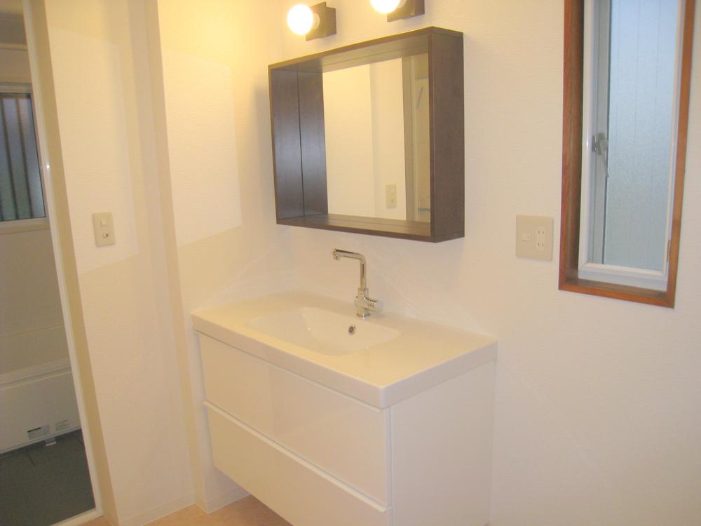 Wash basin, toilet. Vanity of spread