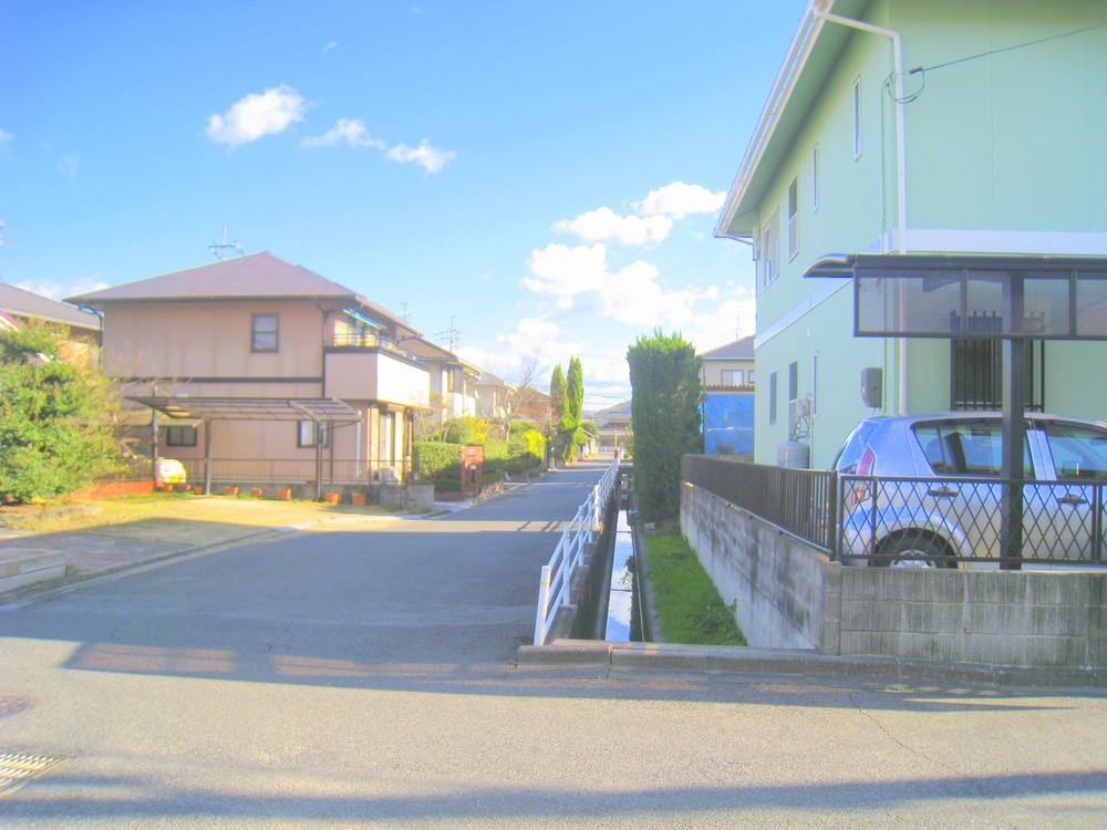 Local photos, including front road. North road