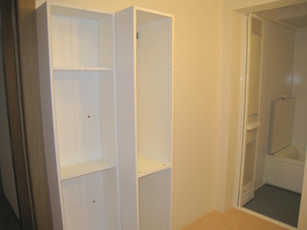 Wash basin, toilet. Storage