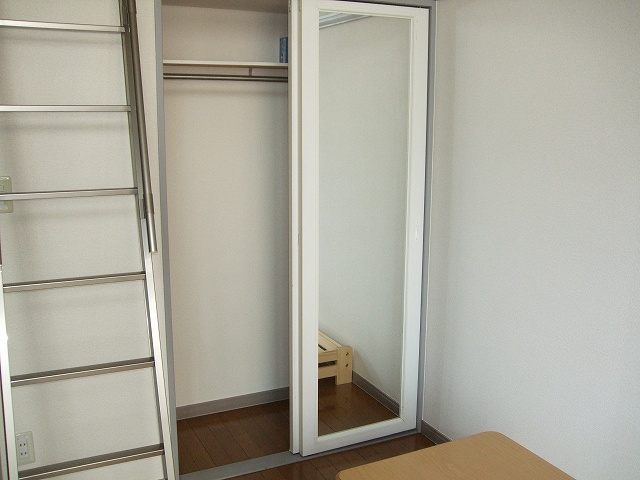Receipt. Convenient ^^ to have a mirror in the closet