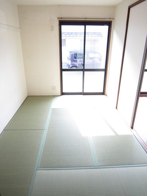 Living and room. It is also recommended cool and not Japanese-style room in winter.