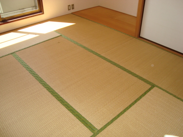 Living and room. After tatami move decision, We will place the table