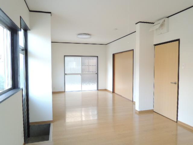 Living. It was renovated in spacious LDK a narrow dining of Showa. 