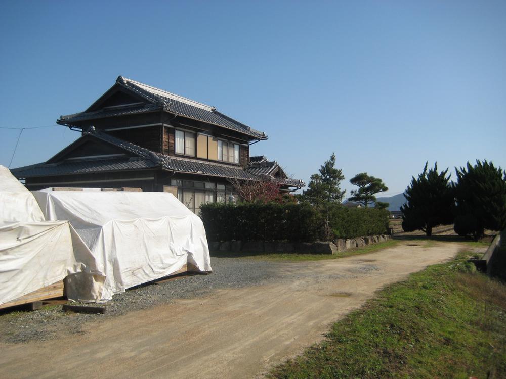 Local appearance photo. On-site main house