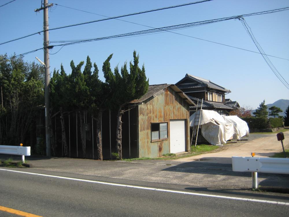 Local photos, including front road. Than the inlet