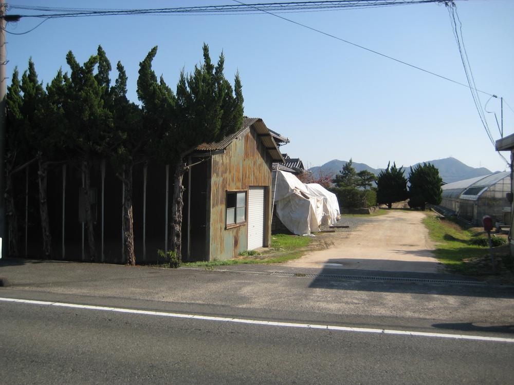 Local photos, including front road. Approach path