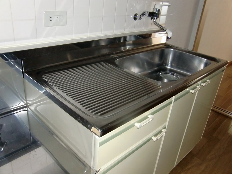 Kitchen. Two-burner stove can be installed!