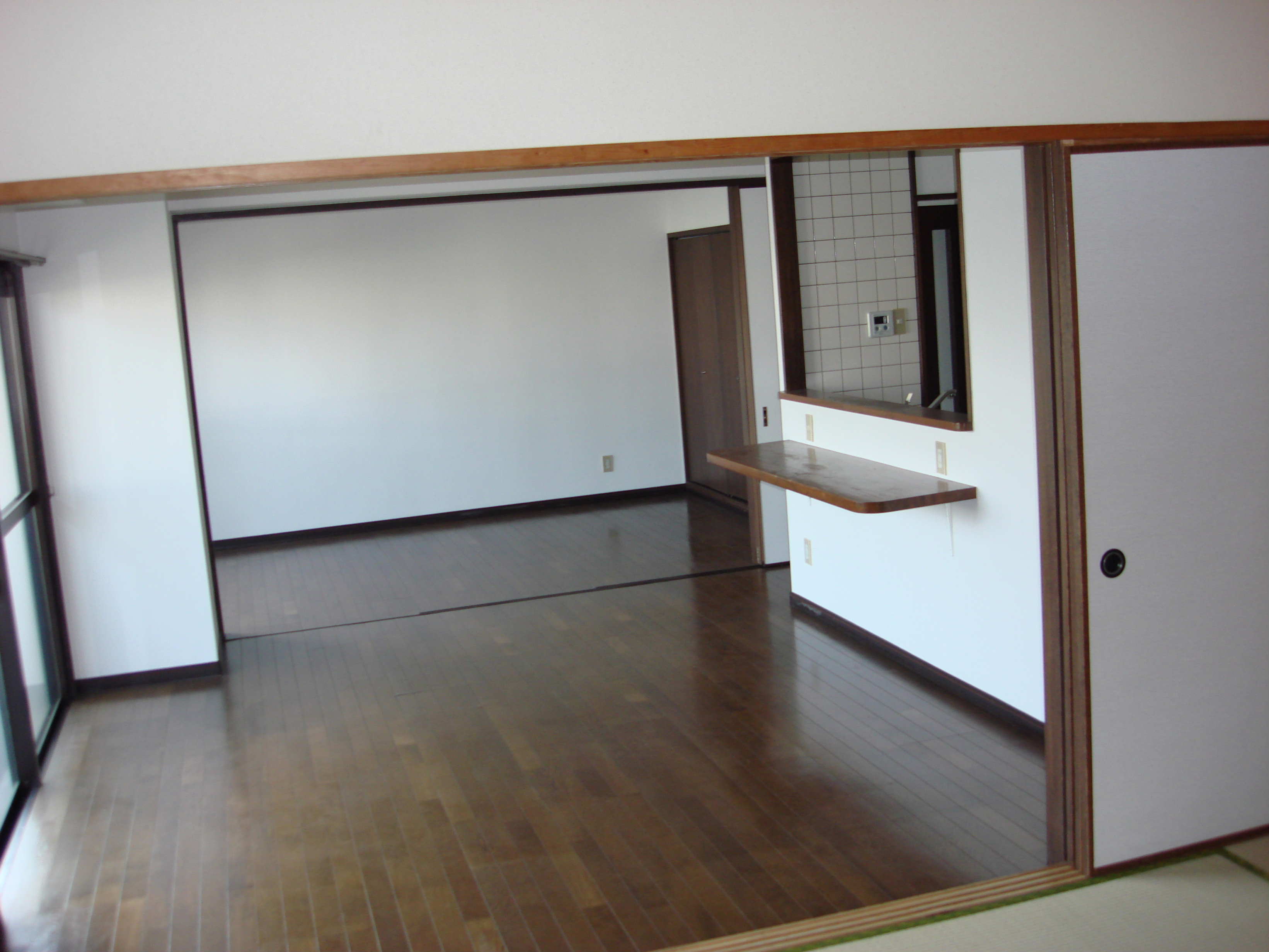 Living and room. You can use To spacious you open the partition!