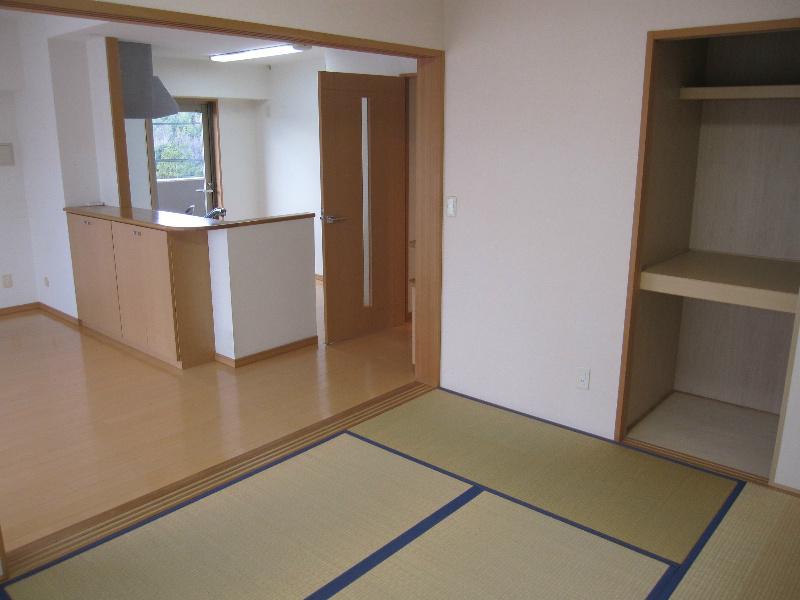 Non-living room. Bright Japanese-style room 6 quires.