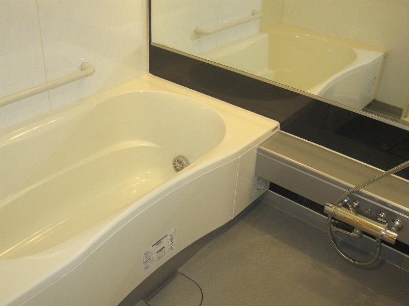 Bathroom. It has adopted a convenient semi Otobasu system.