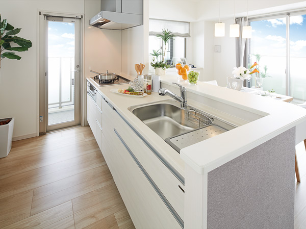 Room and equipment. Precisely because the kitchen you use every day, Be functional and hygienic. Sprinkled devised to reduce the work stress, Space f the time to stand in the kitchen is fun. All for the family to become a smile in the "delicious". (E type model room)