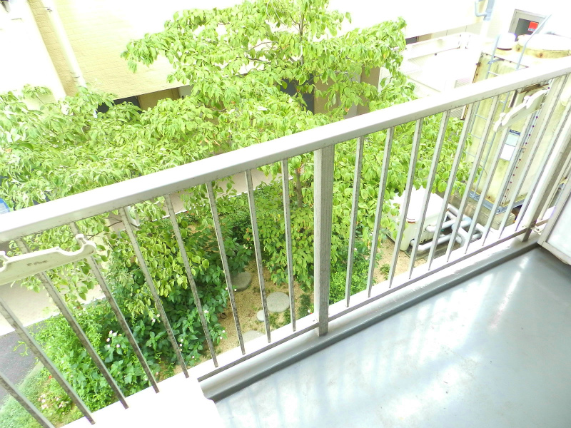 Balcony. I green are visible from the balcony.