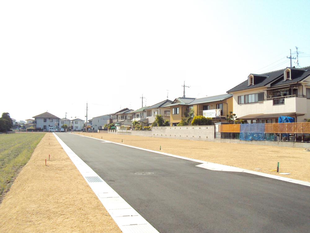 Road facing the south is a complex that can pass through to the east and west.