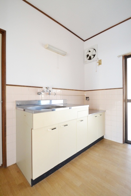 Kitchen.  ☆ Window kitchens! You will Hakadori dishes.