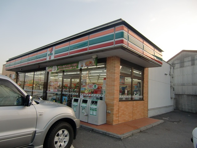 Convenience store. Seven-Eleven Okayama west City Station store up (convenience store) 105m