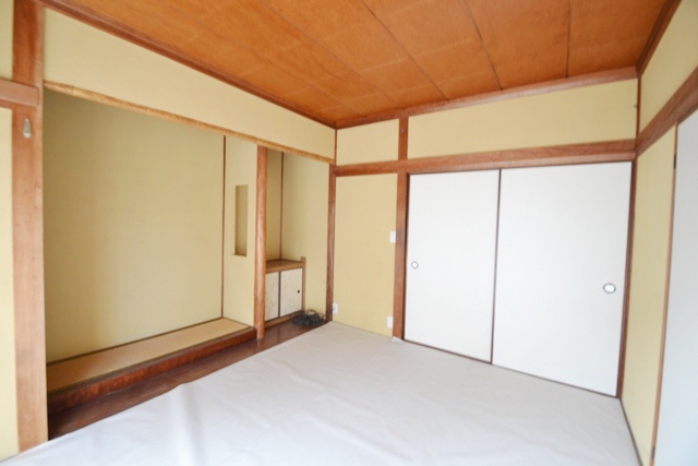 Other room space. There is also a alcove! Tatami is laid cover to prevent sunburn