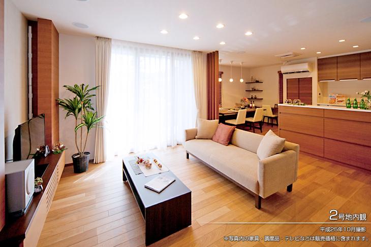 Living.  [No. 2 place] [Introspection Photo] 2013 October shooting  ※ Furniture in the photos ・ Furniture ・ TV, etc. are included in the sale price.