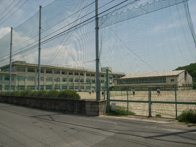 Junior high school. 1286m to Okayama Prefecture Tachioka Yamamisao mountain junior high school (junior high school)