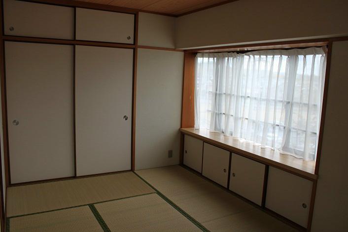 Non-living room. There are Japanese-style room next to the living.