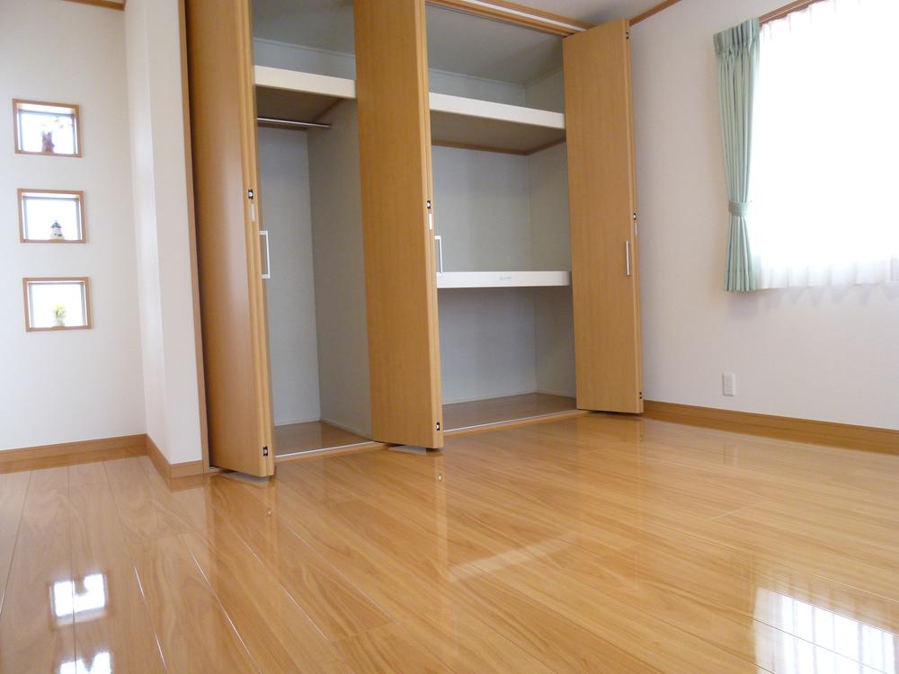 Non-living room. Storage space enhancement of Western-style