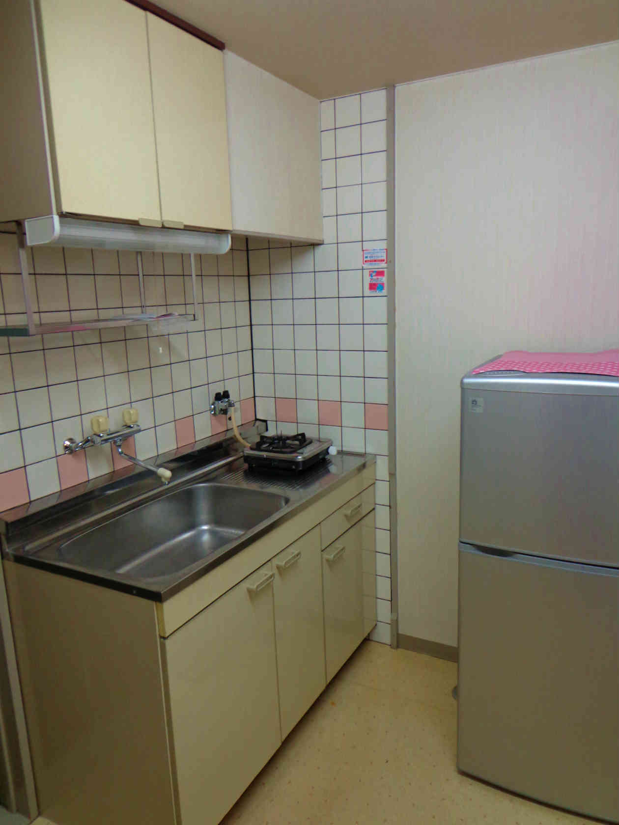 Kitchen. refrigerator It comes with stove