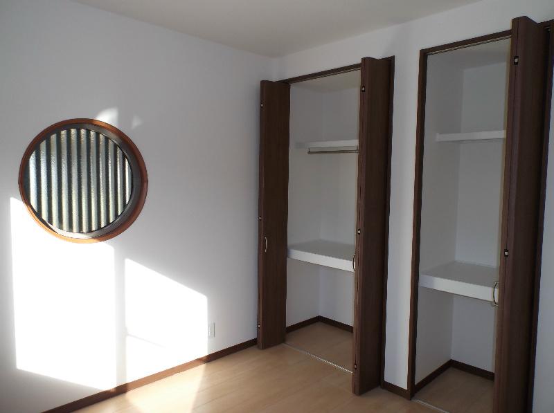 Non-living room. 5.8 is a mat of Western-style. closet ・ There is also a storage space.