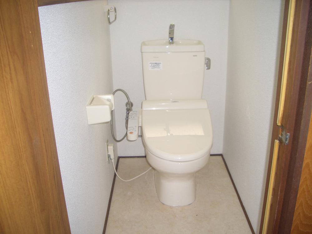 Toilet. Indoor (10 May 2013) Shooting
