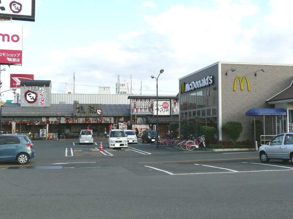 Home center. 670m to home improvement time Takaya shop time ・ McDonald's ・ Ramen 琥家 ・ Liquor market Chao ・ Pet World Amigo, etc.