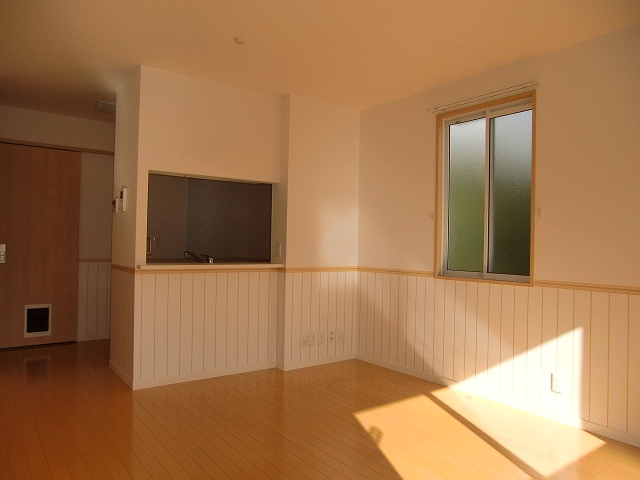 Living and room. The same type, It is similar to Listing.