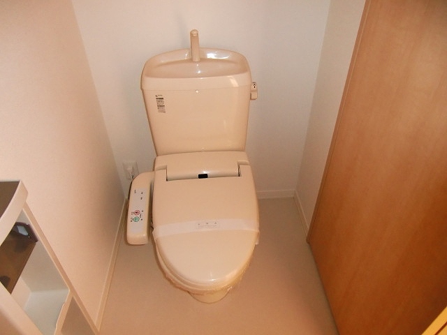 Toilet. The same type, It is similar to Listing.