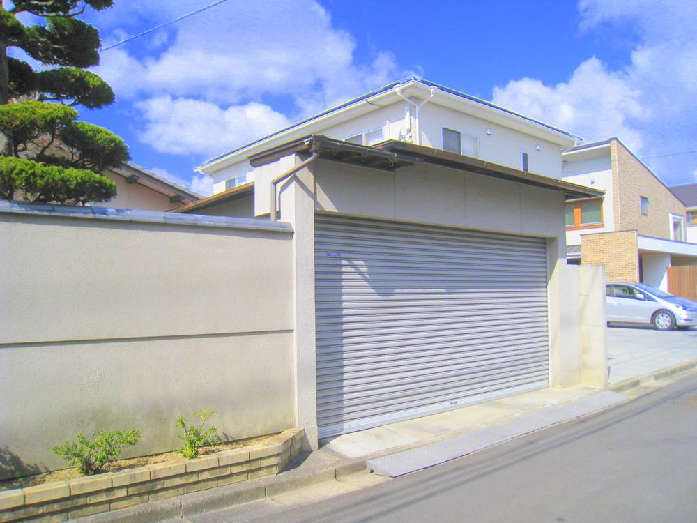 Local appearance photo. Garage with shutter
