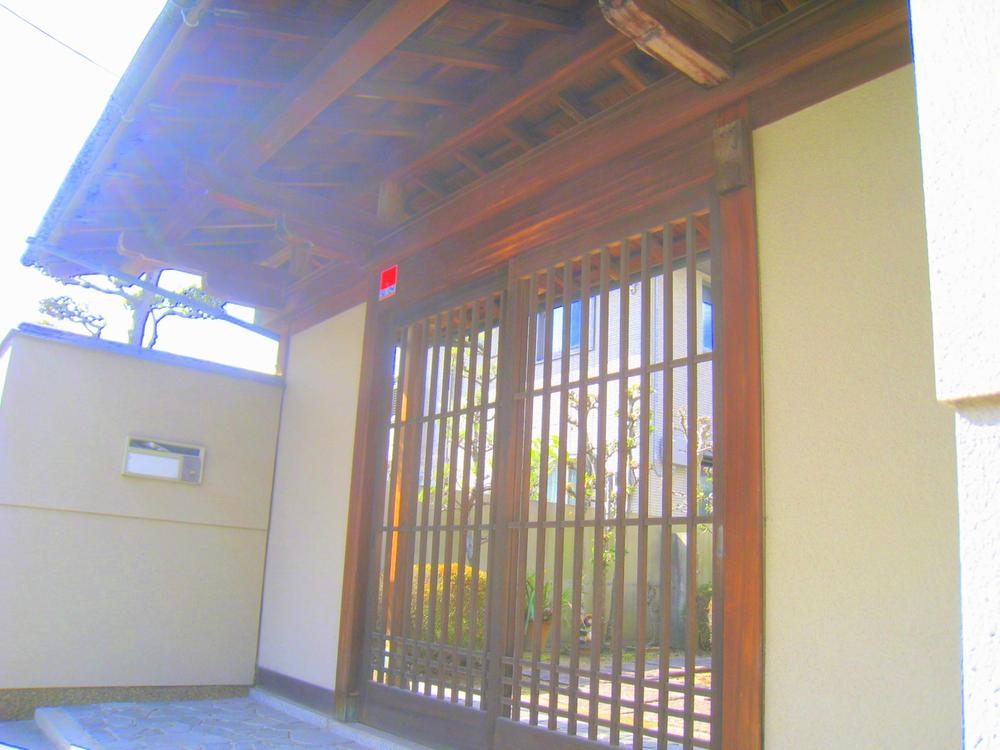 Local appearance photo. gate