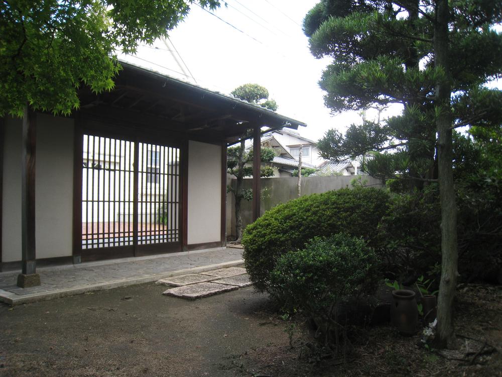 Local appearance photo. gate