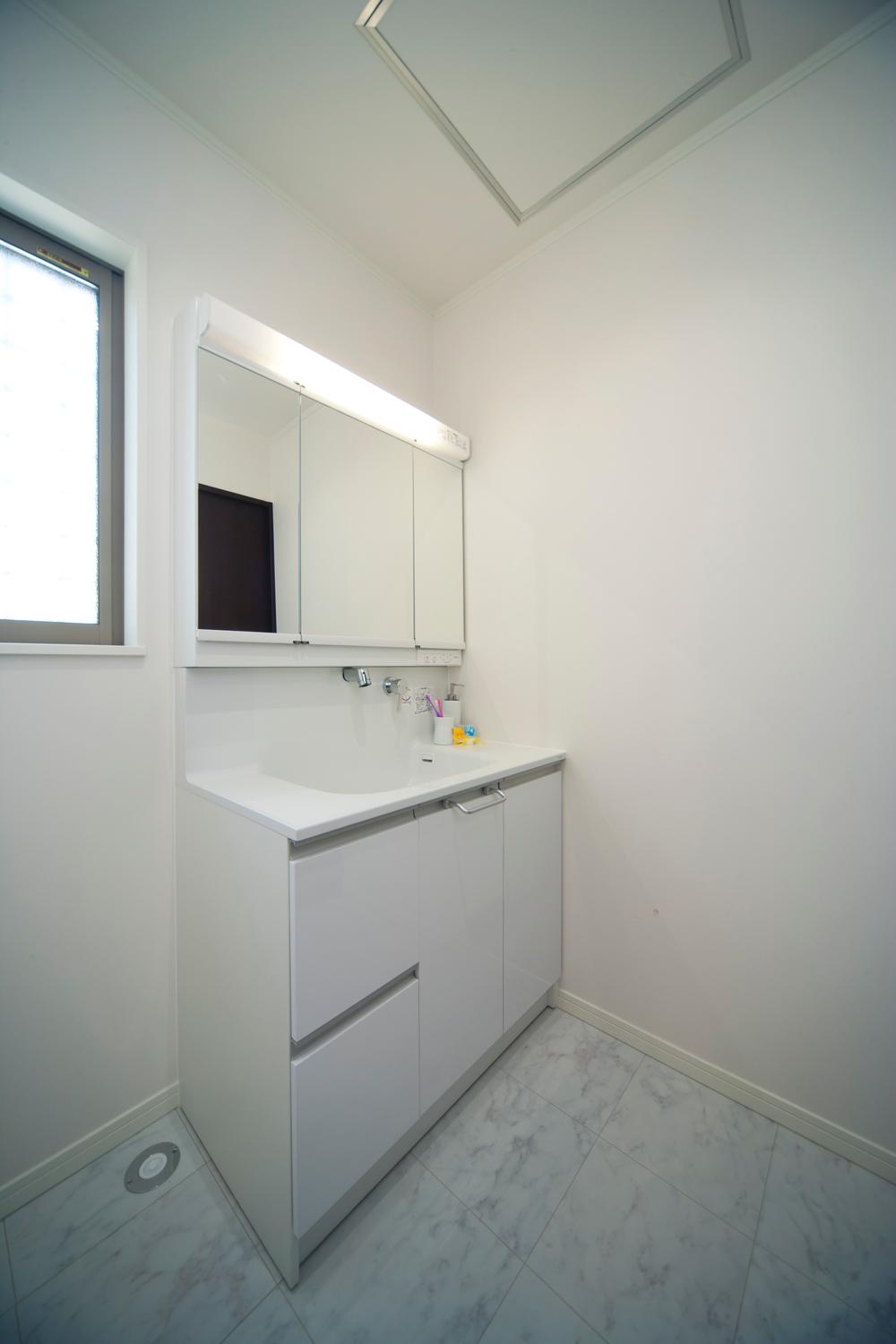 Wash basin, toilet. Also spacious space to put things in the shower! ! Also been opened window, Ventilation is also good! !