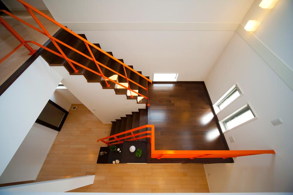 Other introspection. Bright atrium will connect the second floor of the child and the living.