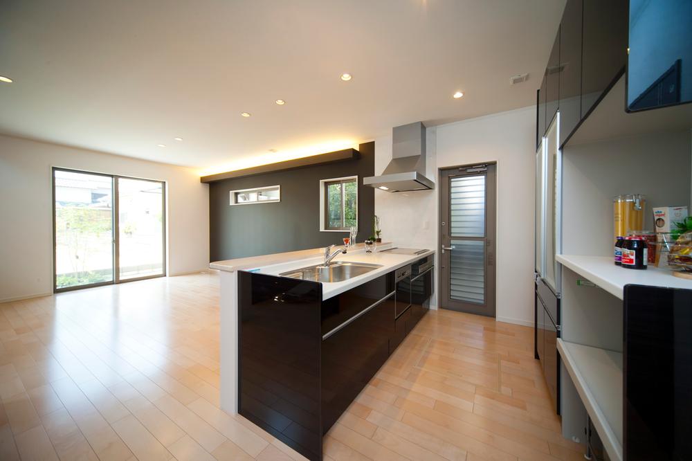 Kitchen. Face-to-face kitchen that can dishes while watching the children play in the living room, (With cupboard)