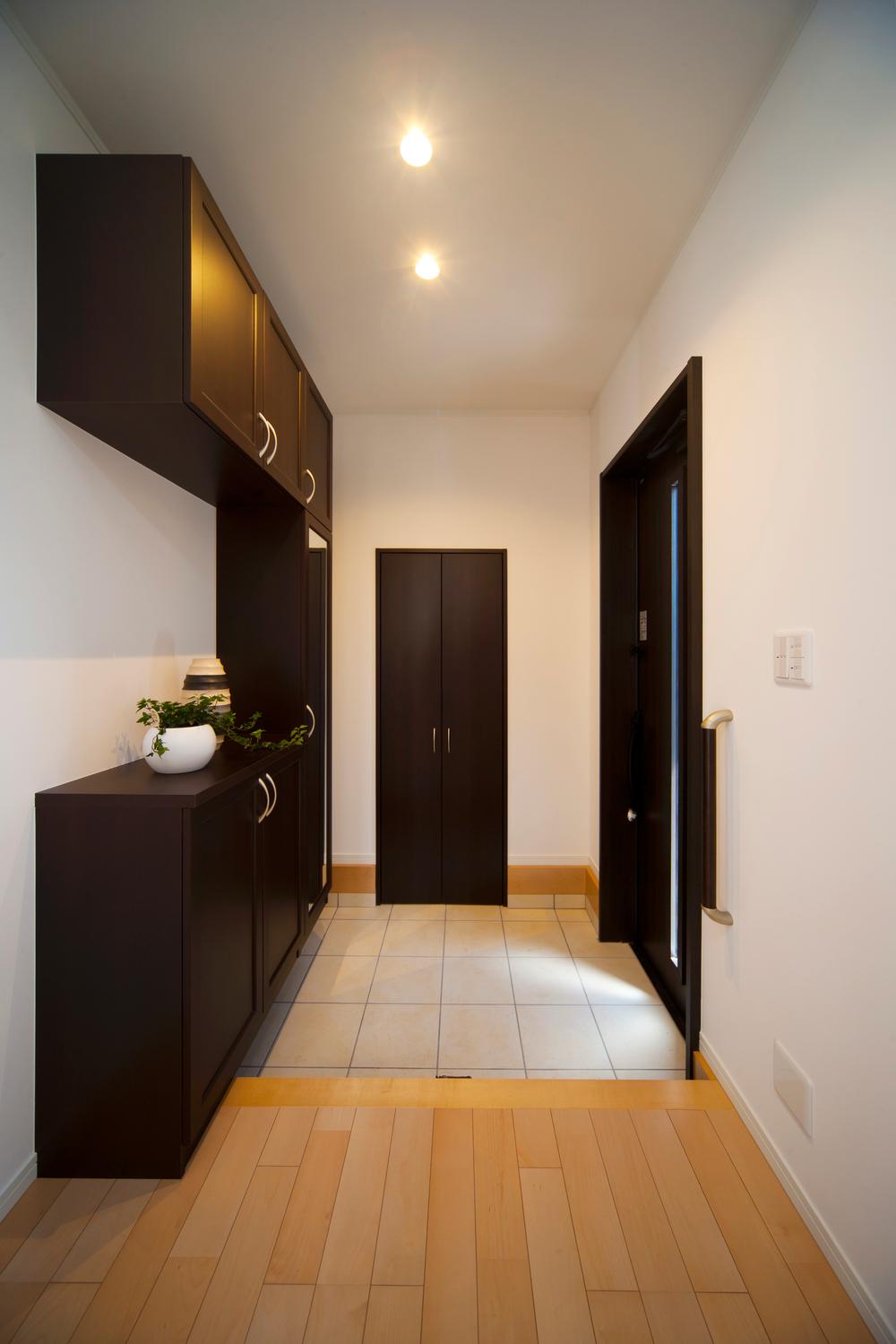 Entrance. With entrance storage