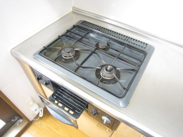 Kitchen. 3-neck with stove grill. 