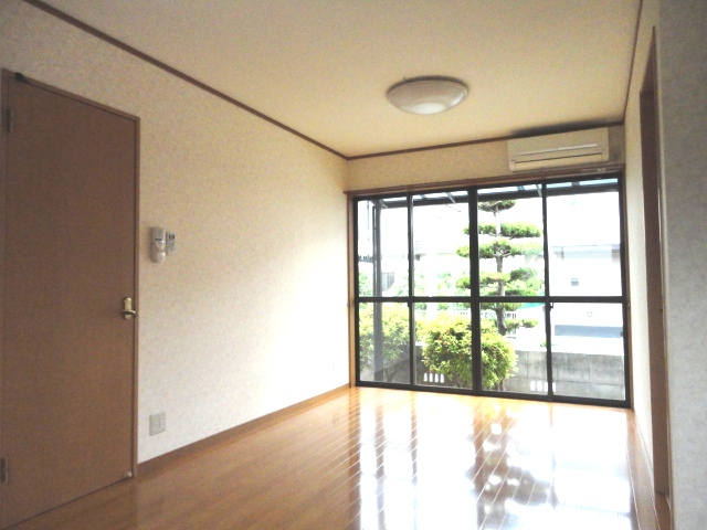 Other room space. Impressive large windows! It has become a bright living room