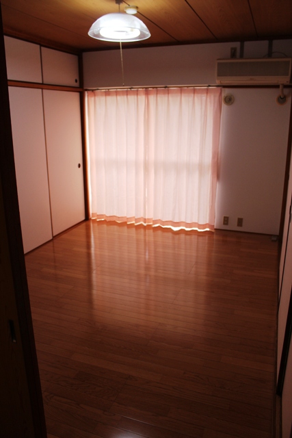 Living and room. South-facing Western-style 6 tatami housed many useful!