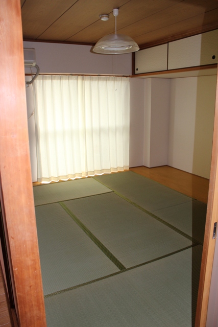 Living and room. South-facing Japanese-style room 6 tatami. Here are also many storage