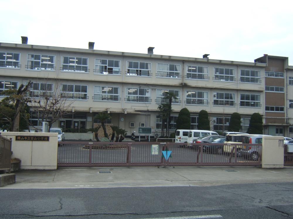 Primary school. Okayama is standing Toyama school with views of the mountains of the countryside and Misaosan around 1097m up to elementary school.