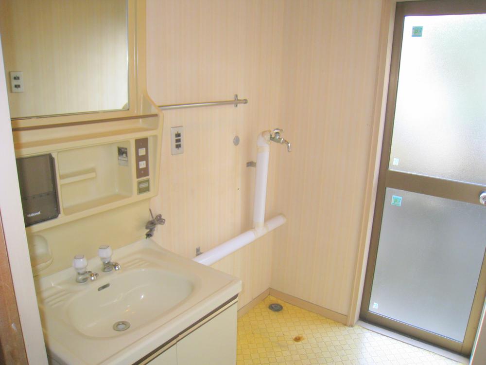 Wash basin, toilet. Washroom